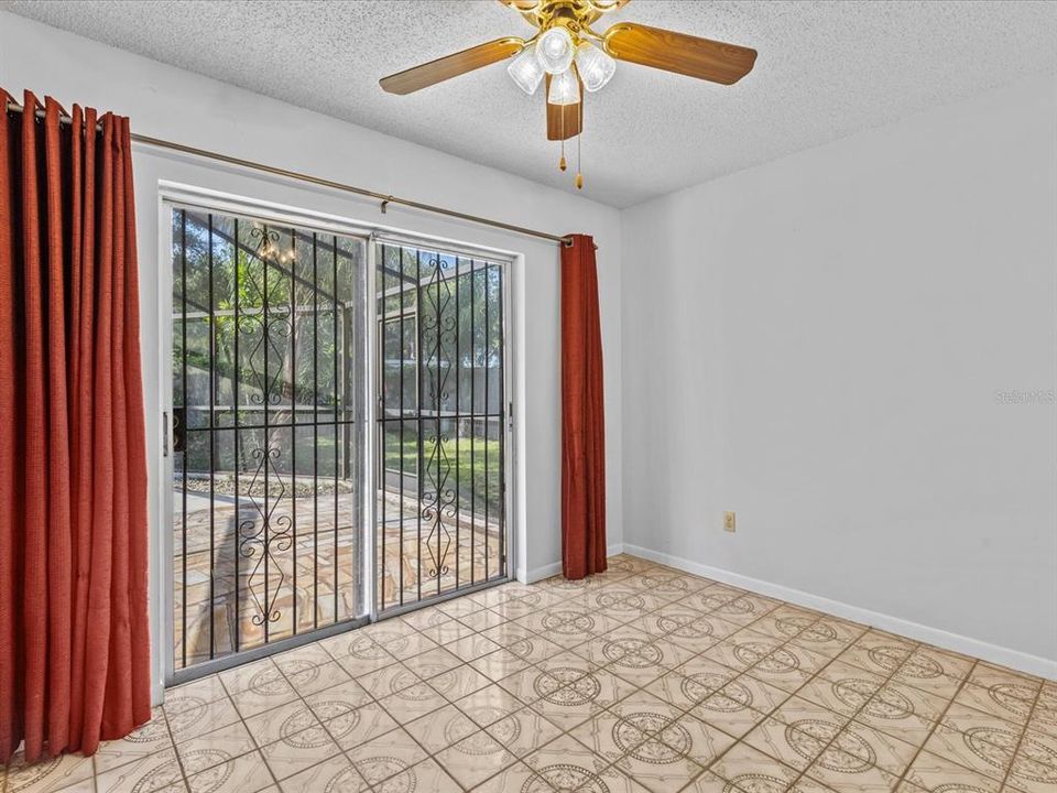 Dining area - Sliding glass doors to Pool