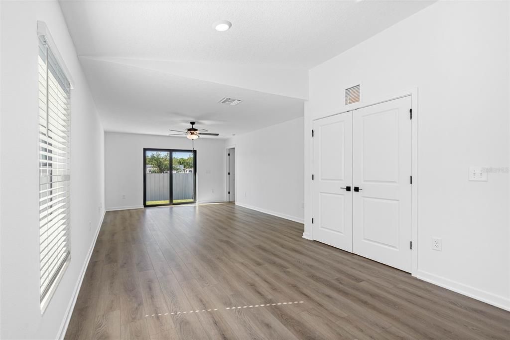 Active With Contract: $325,900 (3 beds, 2 baths, 1268 Square Feet)