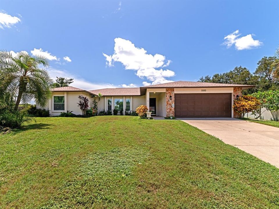 Active With Contract: $500,000 (4 beds, 2 baths, 1899 Square Feet)