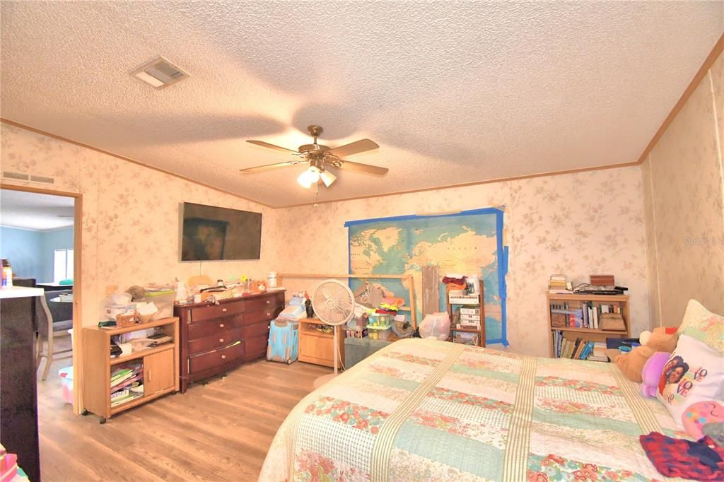 For Sale: $180,000 (3 beds, 1 baths, 1512 Square Feet)