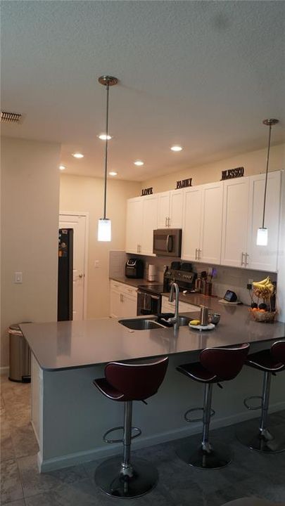 Active With Contract: $2,400 (3 beds, 2 baths, 1671 Square Feet)