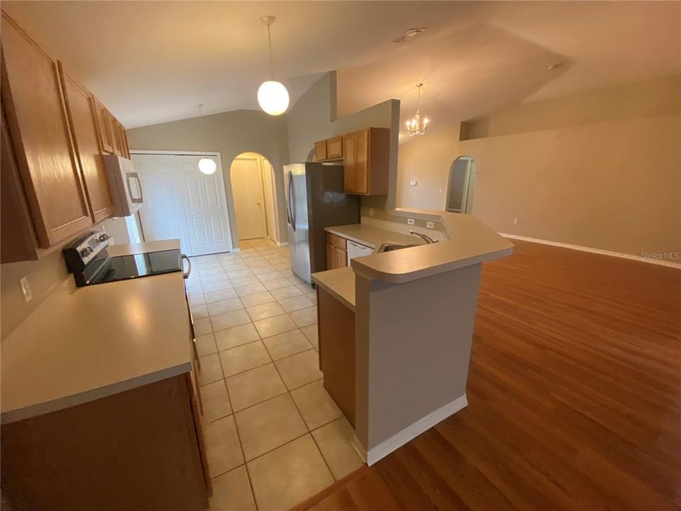 For Rent: $1,995 (3 beds, 2 baths, 1600 Square Feet)