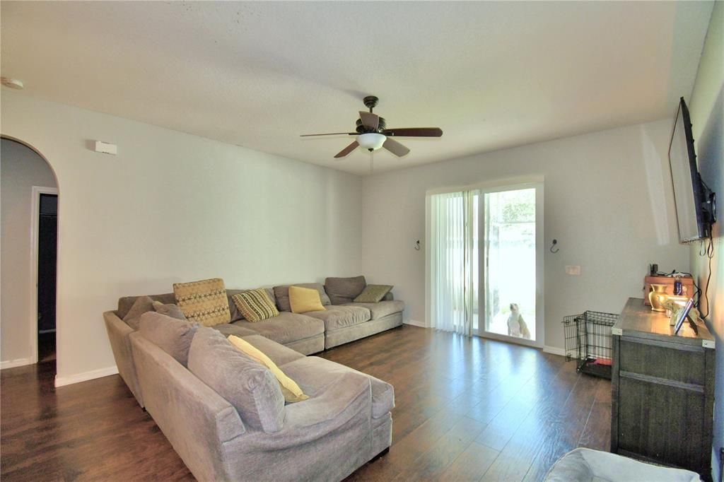 Active With Contract: $210,000 (3 beds, 2 baths, 1214 Square Feet)