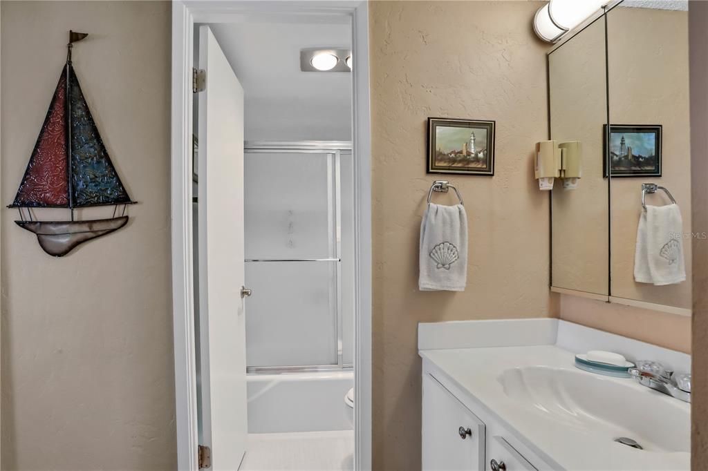 Active With Contract: $264,000 (1 beds, 1 baths, 865 Square Feet)