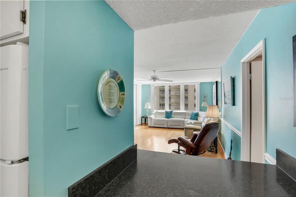 Active With Contract: $264,000 (1 beds, 1 baths, 865 Square Feet)