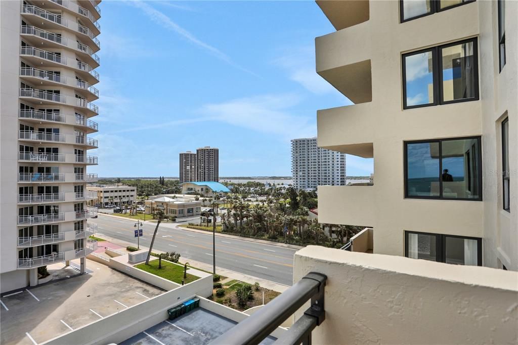 Active With Contract: $264,000 (1 beds, 1 baths, 865 Square Feet)