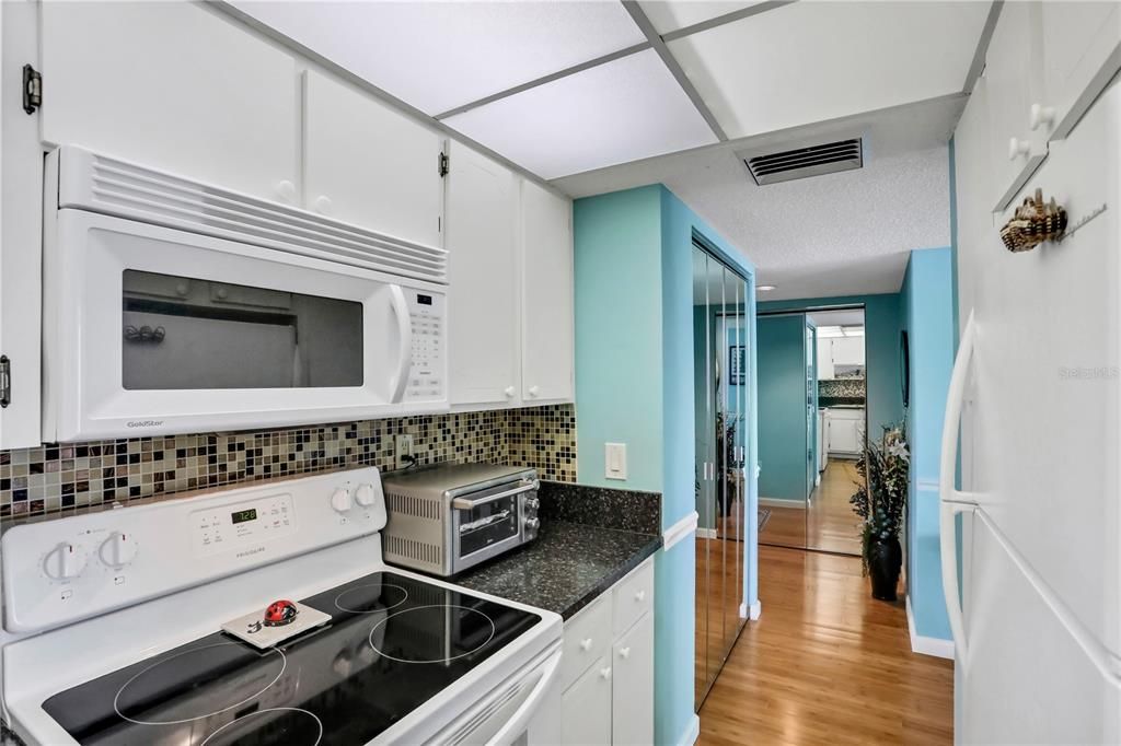 Active With Contract: $264,000 (1 beds, 1 baths, 865 Square Feet)