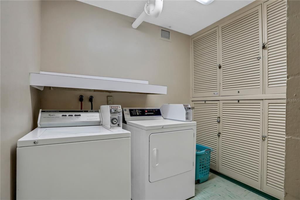 Active With Contract: $264,000 (1 beds, 1 baths, 865 Square Feet)