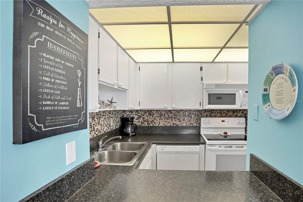 Active With Contract: $264,000 (1 beds, 1 baths, 865 Square Feet)