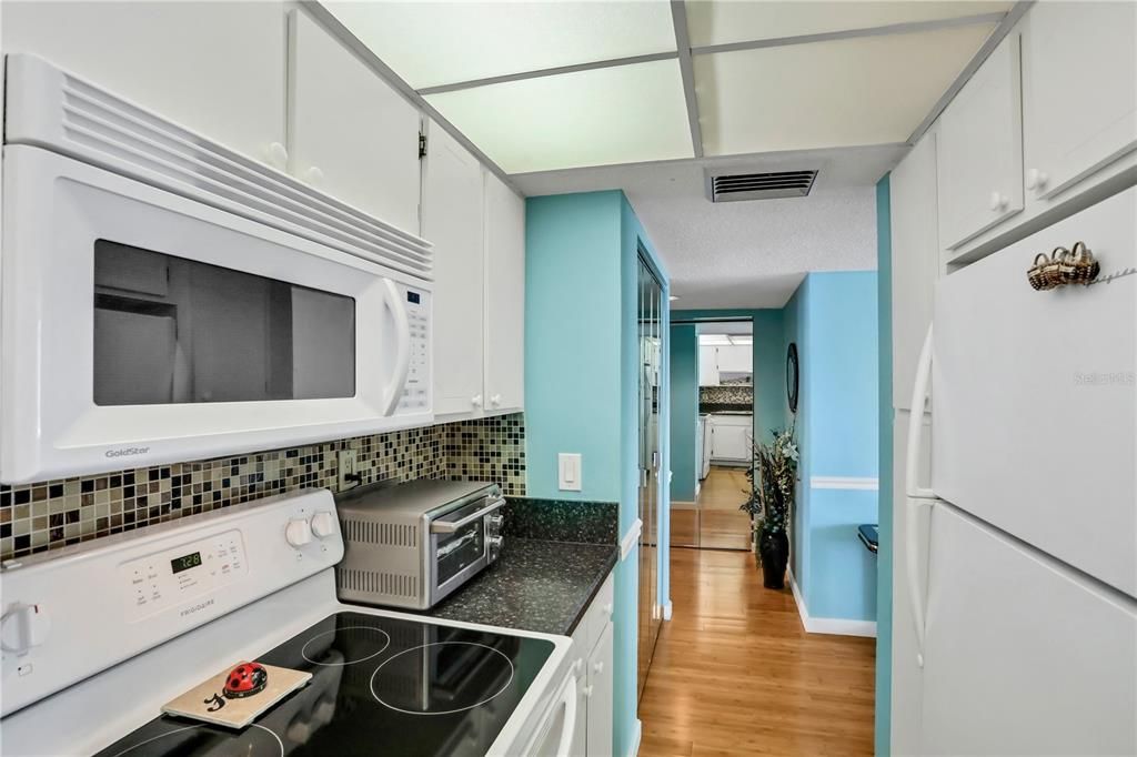 Active With Contract: $264,000 (1 beds, 1 baths, 865 Square Feet)