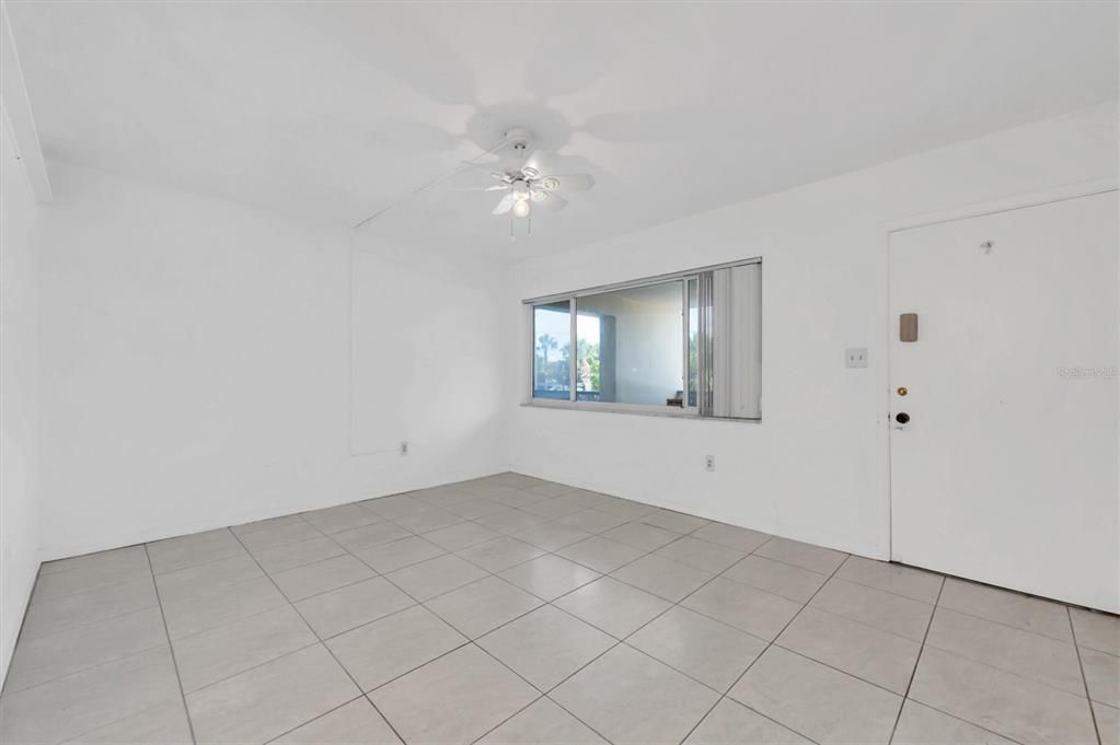 For Sale: $89,998 (1 beds, 1 baths, 664 Square Feet)