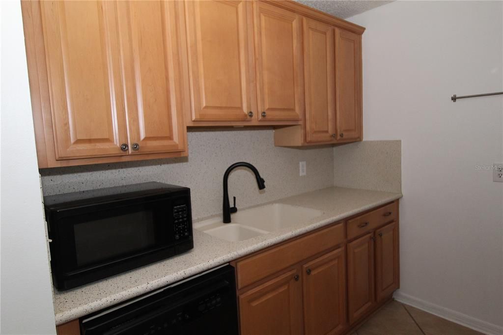 For Rent: $1,600 (1 beds, 1 baths, 800 Square Feet)