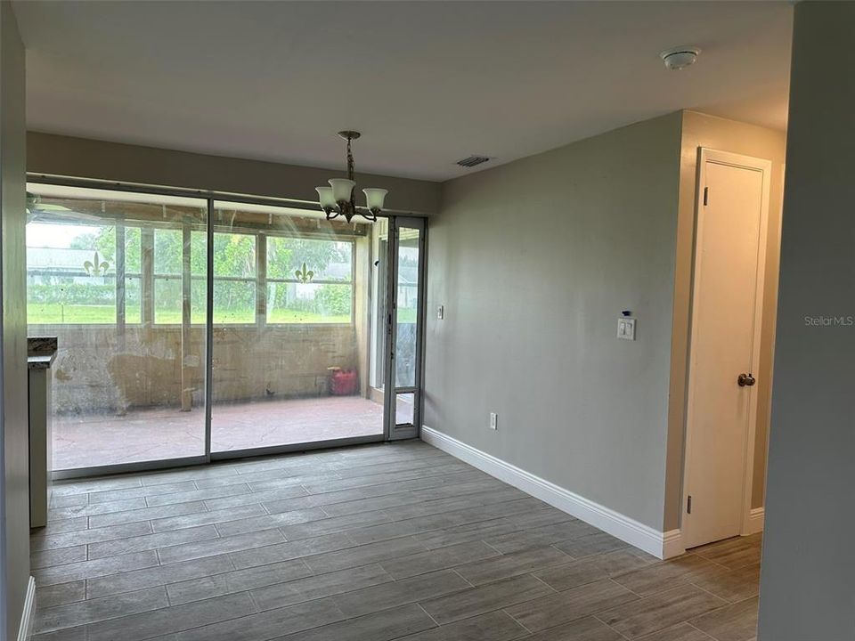 Active With Contract: $1,575 (2 beds, 2 baths, 914 Square Feet)