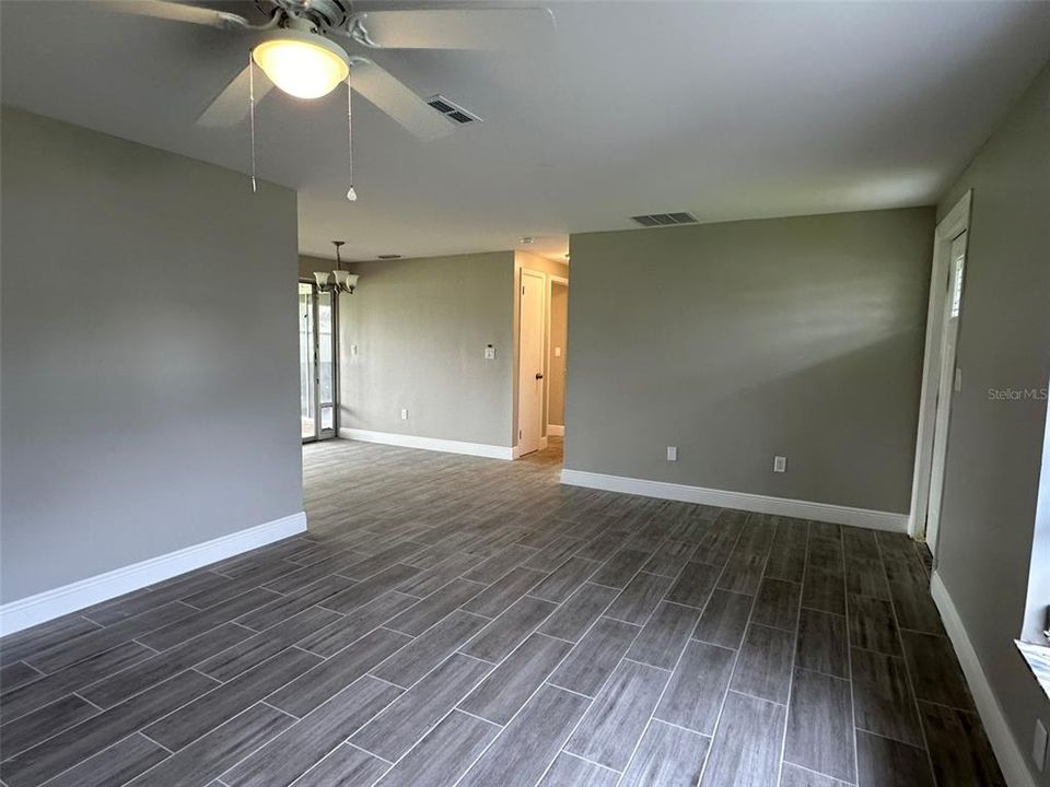 Active With Contract: $1,575 (2 beds, 2 baths, 914 Square Feet)