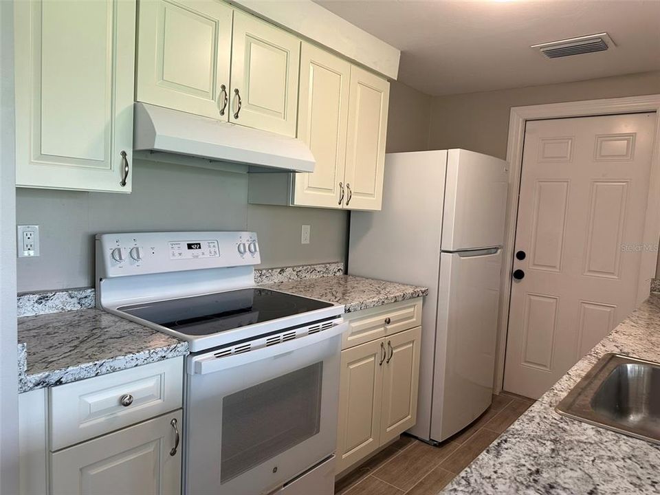 Active With Contract: $1,575 (2 beds, 2 baths, 914 Square Feet)