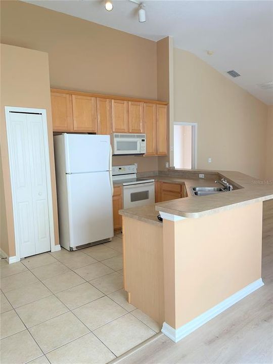 For Rent: $1,995 (2 beds, 2 baths, 1305 Square Feet)