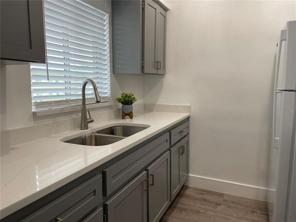 Active With Contract: $1,100 (1 beds, 1 baths, 605 Square Feet)