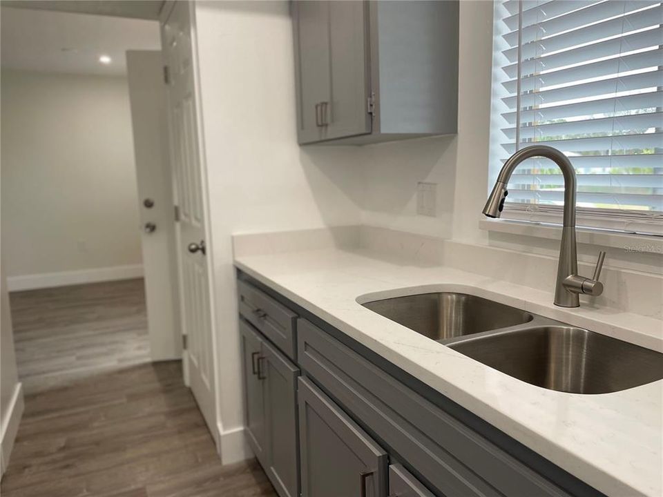 Active With Contract: $1,100 (1 beds, 1 baths, 605 Square Feet)