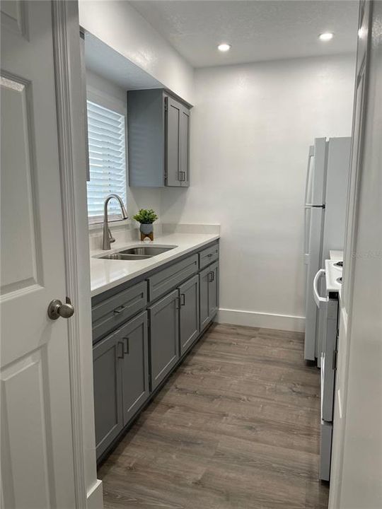 Active With Contract: $1,100 (1 beds, 1 baths, 605 Square Feet)