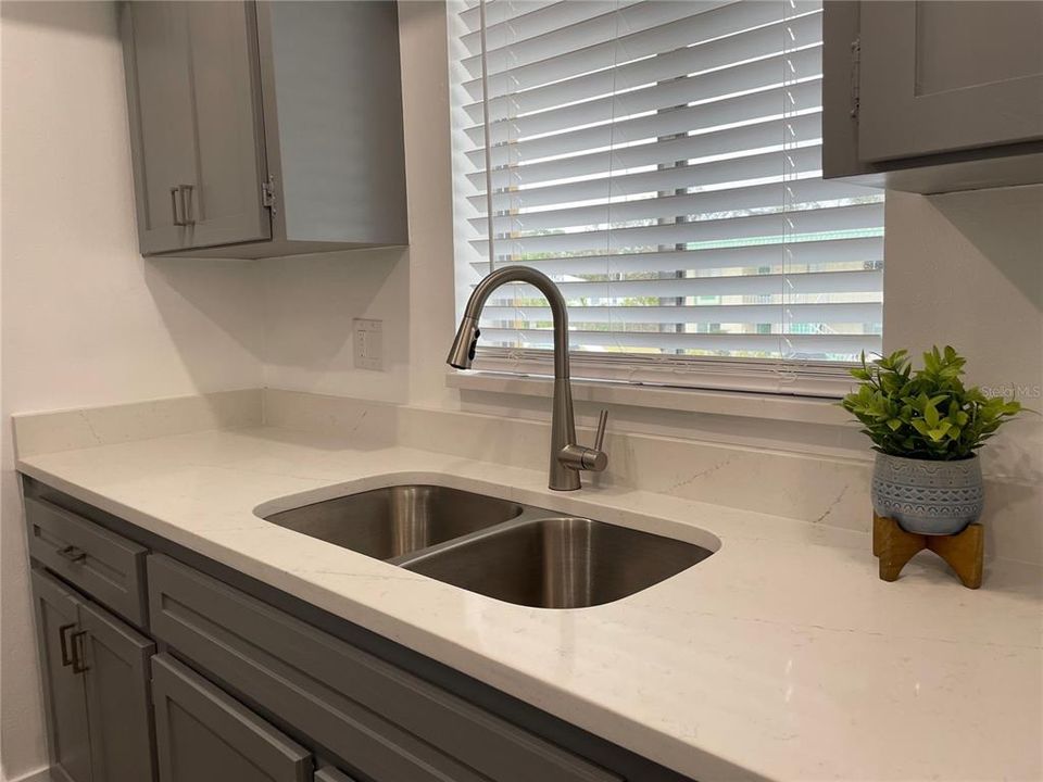 Active With Contract: $1,100 (1 beds, 1 baths, 605 Square Feet)