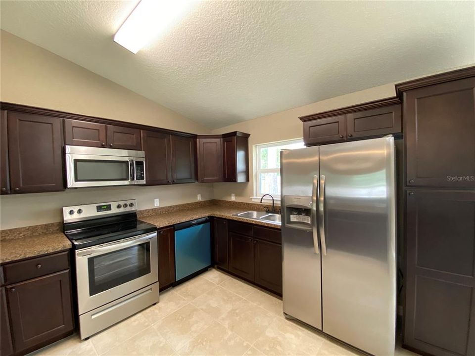 For Rent: $1,650 (3 beds, 2 baths, 1352 Square Feet)