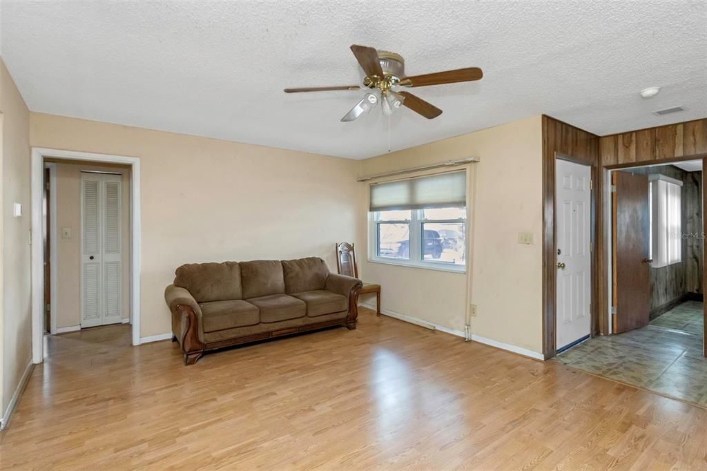 Active With Contract: $325,000 (3 beds, 2 baths, 1635 Square Feet)