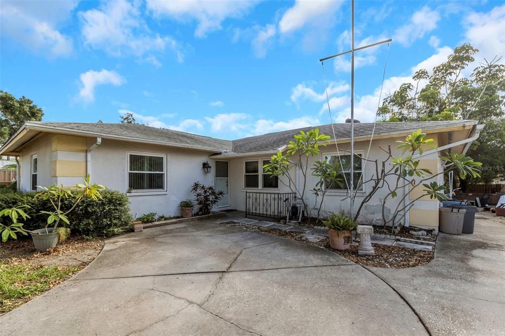 Active With Contract: $325,000 (3 beds, 2 baths, 1635 Square Feet)