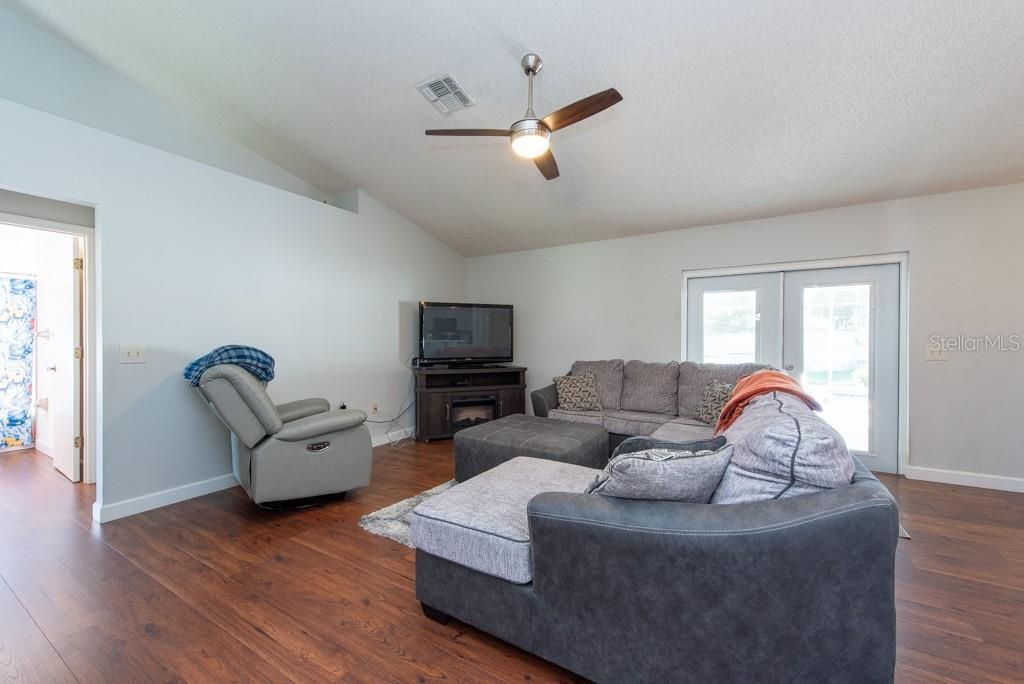 Active With Contract: $400,000 (4 beds, 2 baths, 1665 Square Feet)