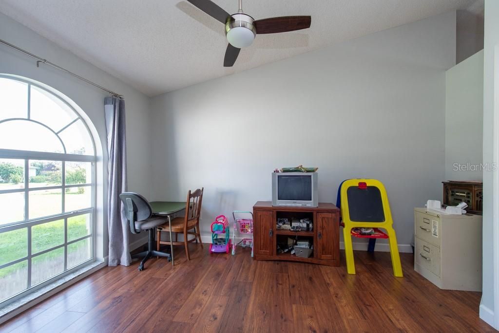 Active With Contract: $400,000 (4 beds, 2 baths, 1665 Square Feet)