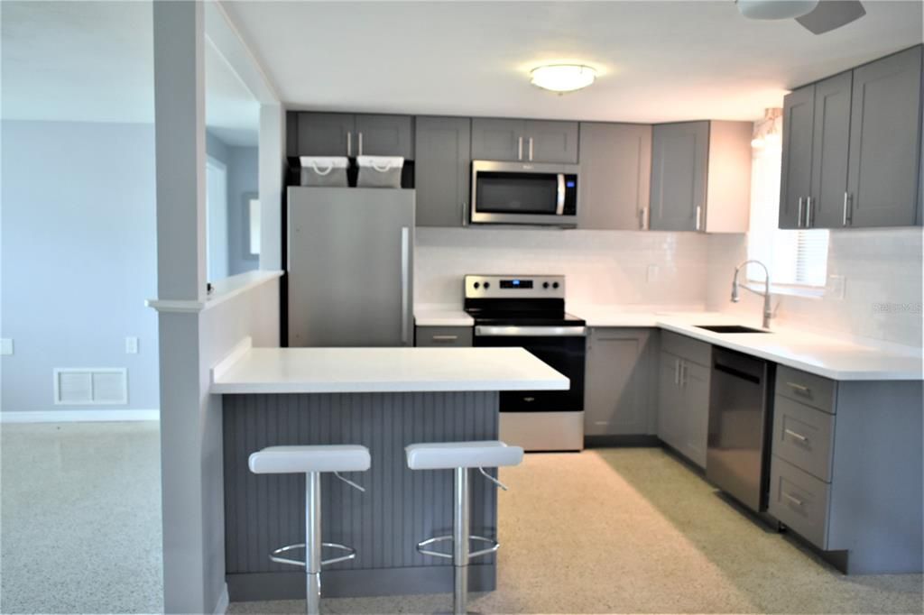 For Rent: $1,750 (2 beds, 1 baths, 888 Square Feet)