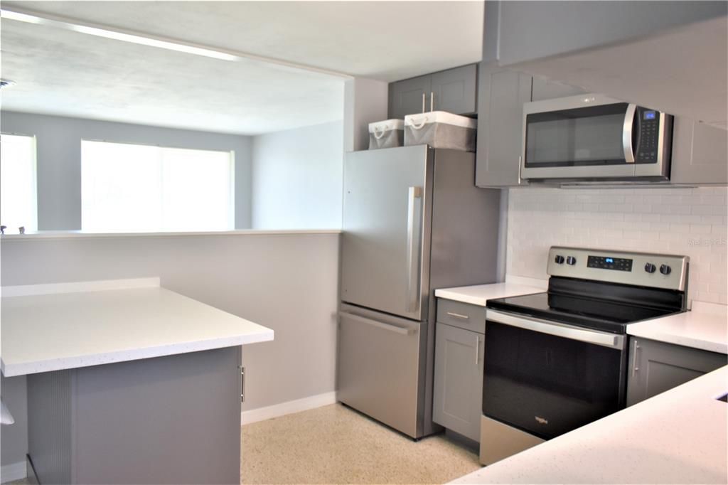 For Rent: $1,750 (2 beds, 1 baths, 888 Square Feet)