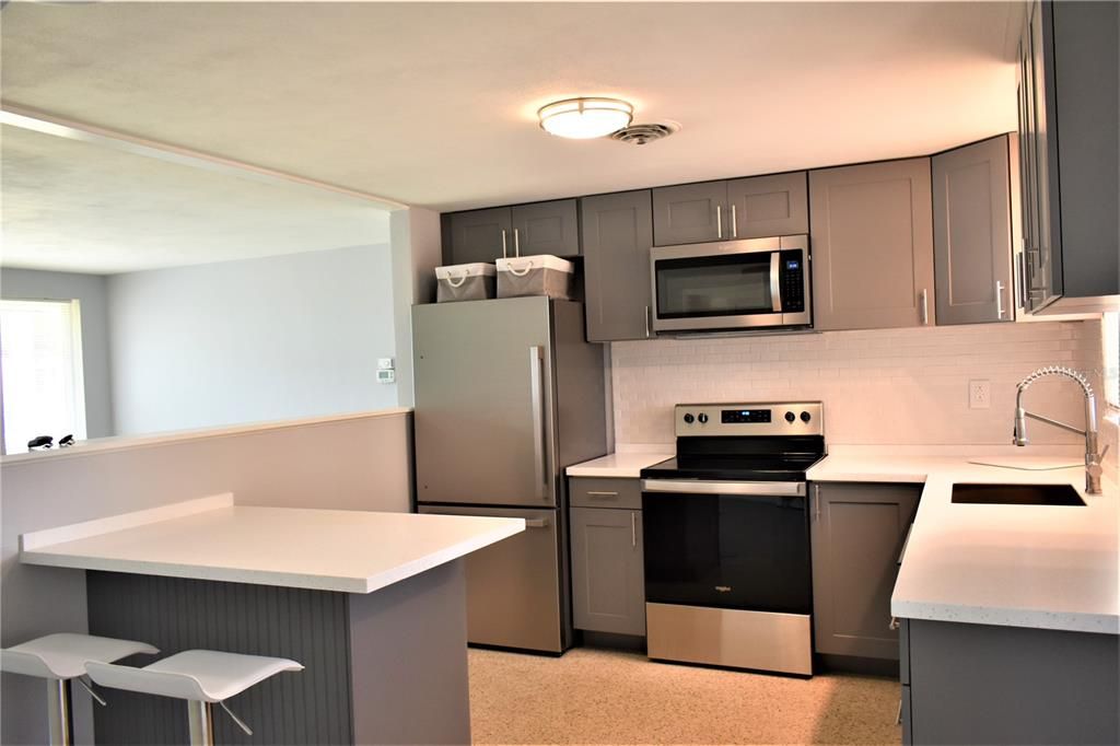 For Rent: $1,750 (2 beds, 1 baths, 888 Square Feet)