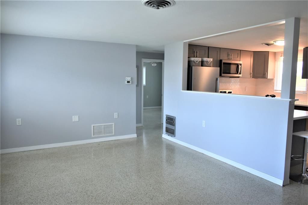 For Rent: $1,750 (2 beds, 1 baths, 888 Square Feet)