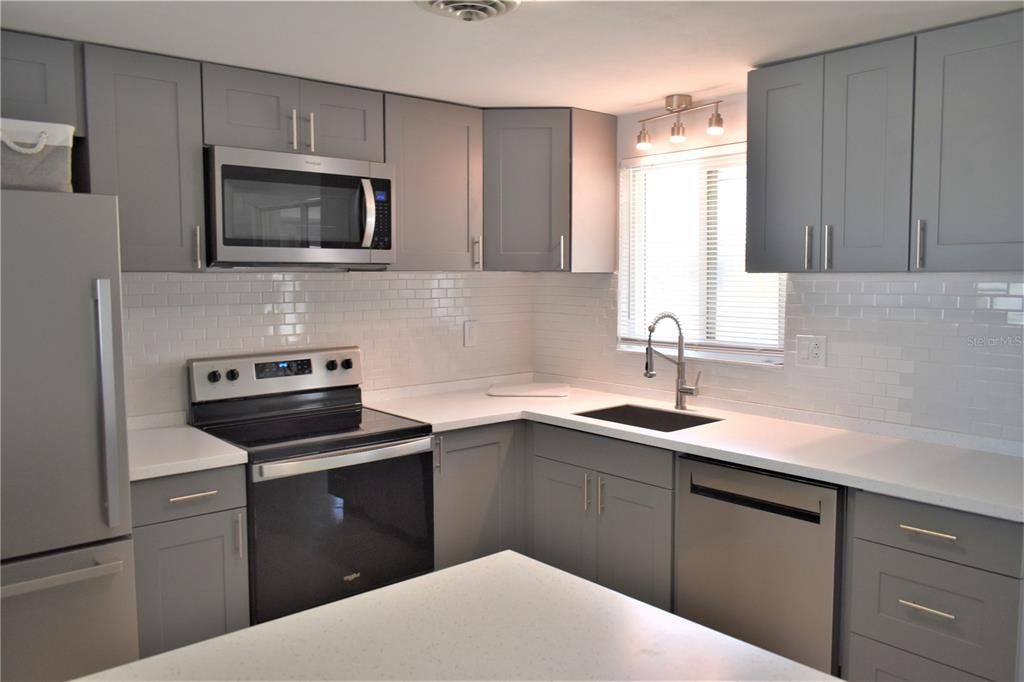 For Rent: $1,750 (2 beds, 1 baths, 888 Square Feet)