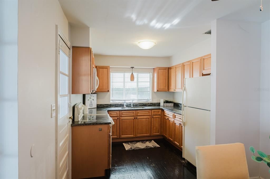 For Sale: $299,000 (2 beds, 1 baths, 1326 Square Feet)