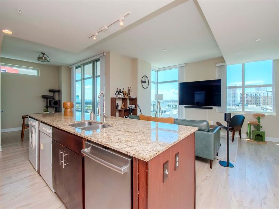 Active With Contract: $658,000 (2 beds, 2 baths, 1278 Square Feet)