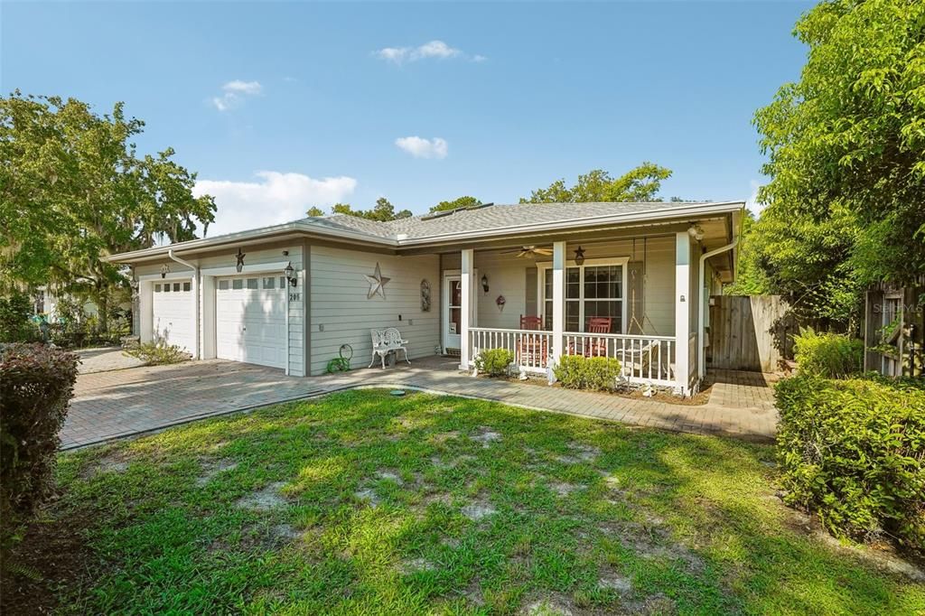 Active With Contract: $350,000 (3 beds, 2 baths, 1947 Square Feet)