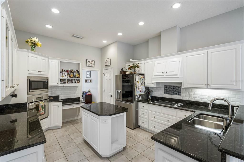 For Sale: $830,000 (4 beds, 3 baths, 2894 Square Feet)