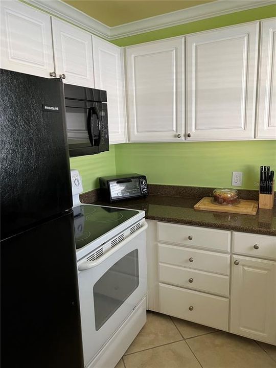 For Rent: $2,500 (1 beds, 1 baths, 735 Square Feet)