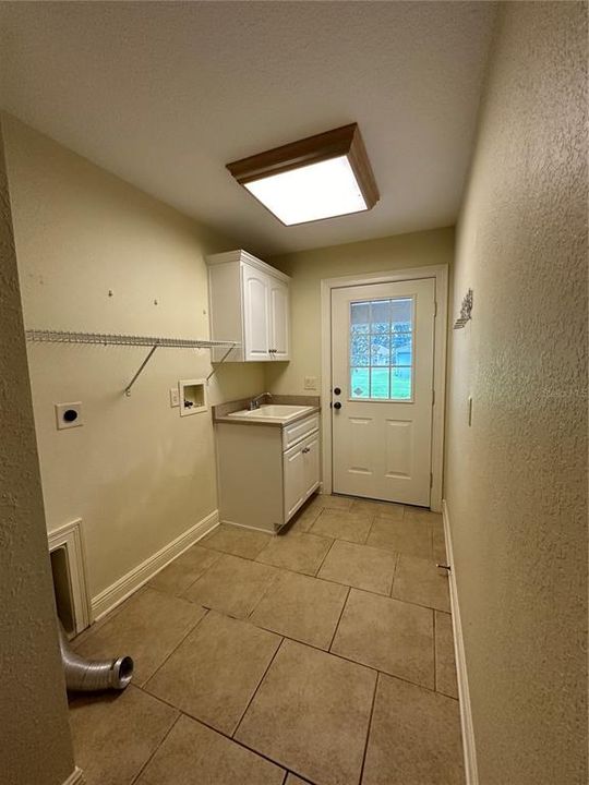 For Rent: $2,500 (3 beds, 2 baths, 2416 Square Feet)