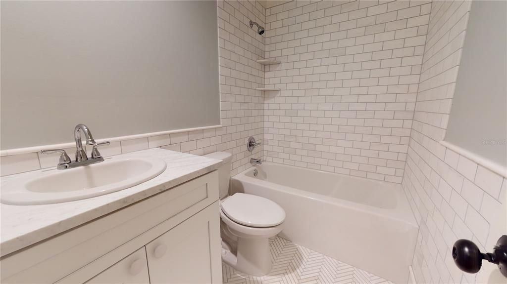 Active With Contract: $2,650 (2 beds, 1 baths, 936 Square Feet)