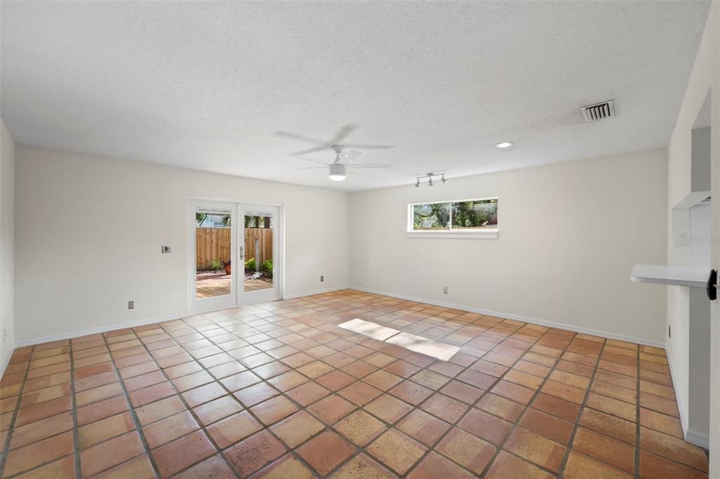 Active With Contract: $2,800 (3 beds, 2 baths, 1008 Square Feet)