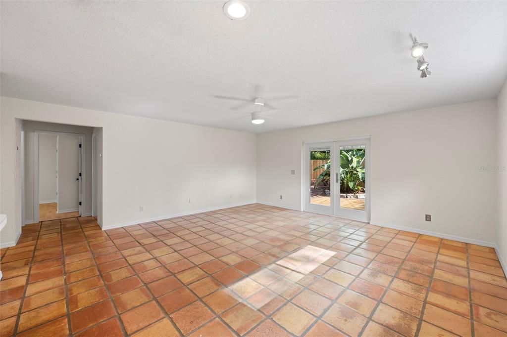 Active With Contract: $2,800 (3 beds, 2 baths, 1008 Square Feet)