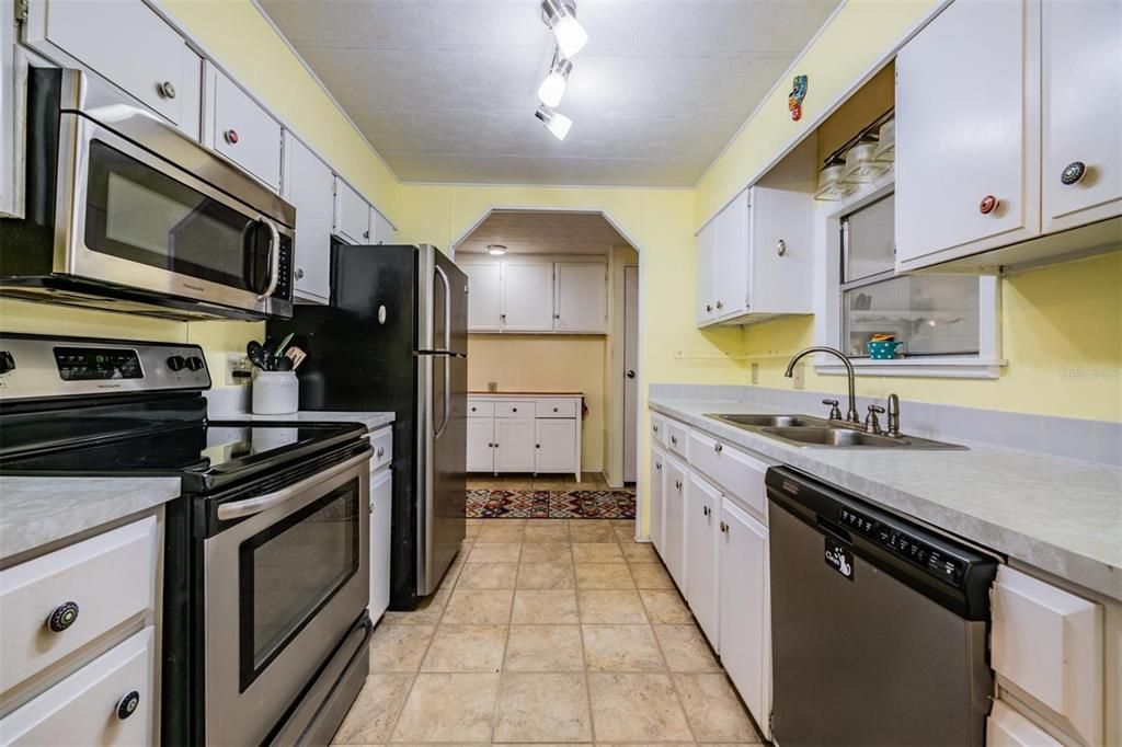 For Sale: $155,000 (2 beds, 2 baths, 989 Square Feet)