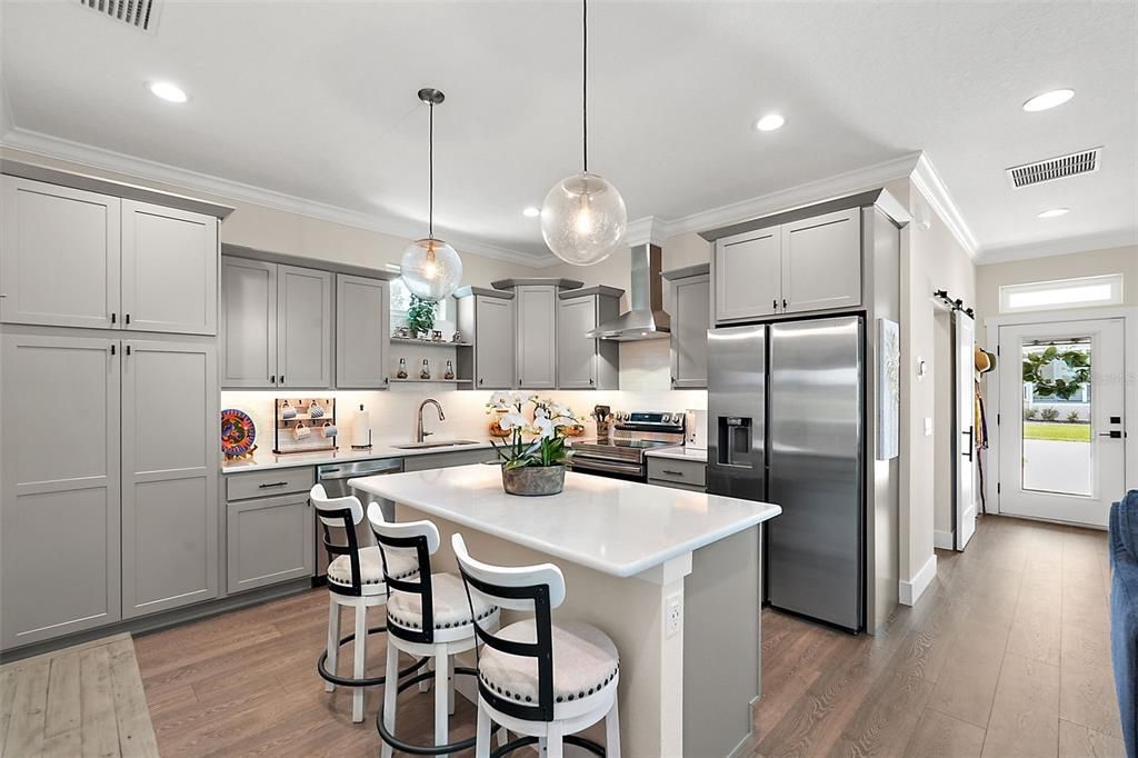 Large kitchen island to entertain a few friends.