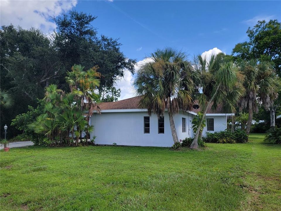 Active With Contract: $1,795 (3 beds, 2 baths, 1696 Square Feet)