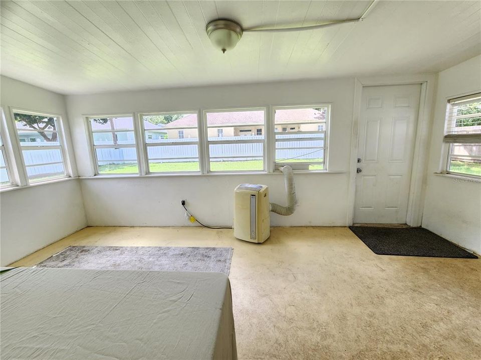 Active With Contract: $1,750 (2 beds, 1 baths, 900 Square Feet)