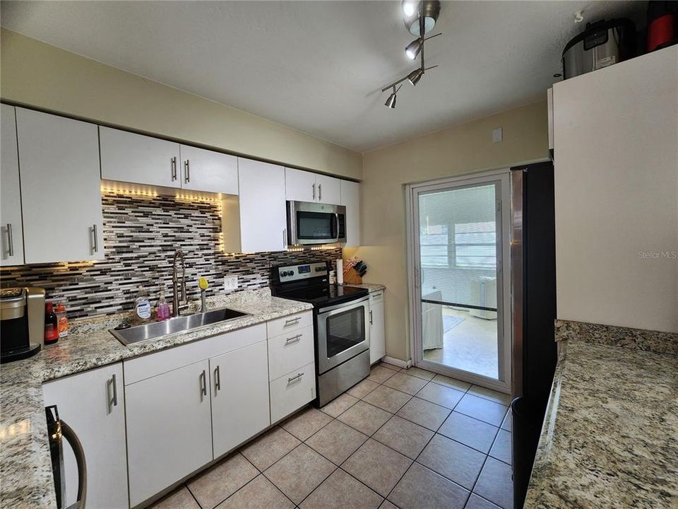 Active With Contract: $1,750 (2 beds, 1 baths, 900 Square Feet)