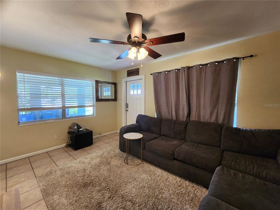 Active With Contract: $1,750 (2 beds, 1 baths, 900 Square Feet)