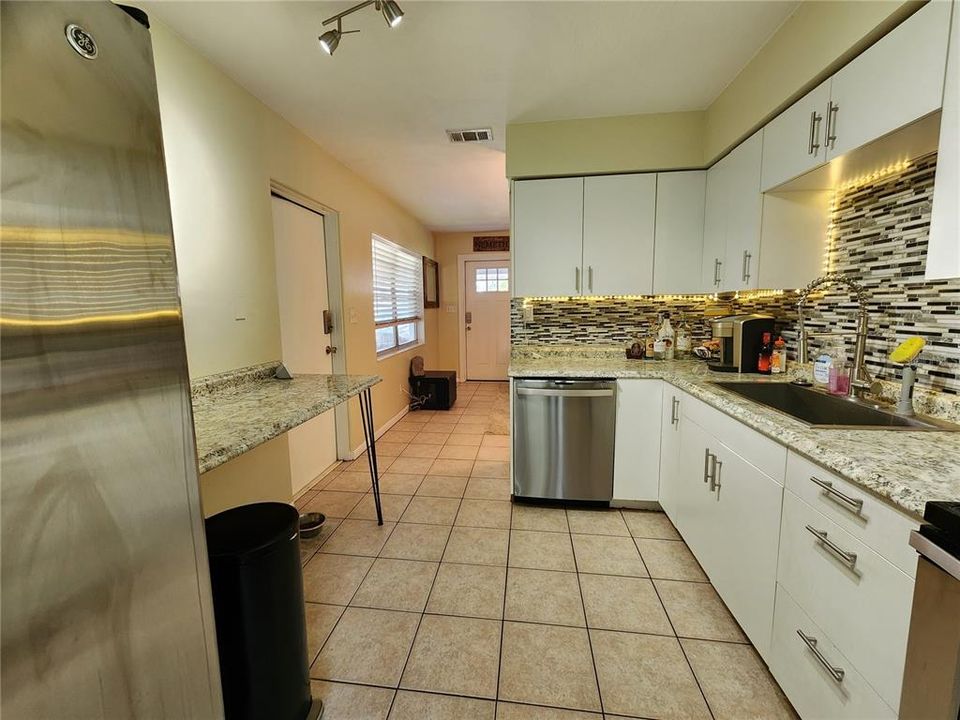 Active With Contract: $1,750 (2 beds, 1 baths, 900 Square Feet)